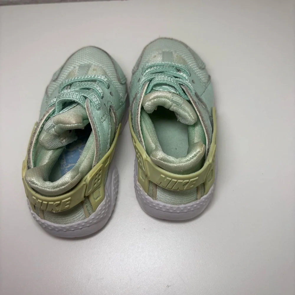 Nike Hurache Igloo Green size 5C Atheletic Casual Sneakers Streetwear
